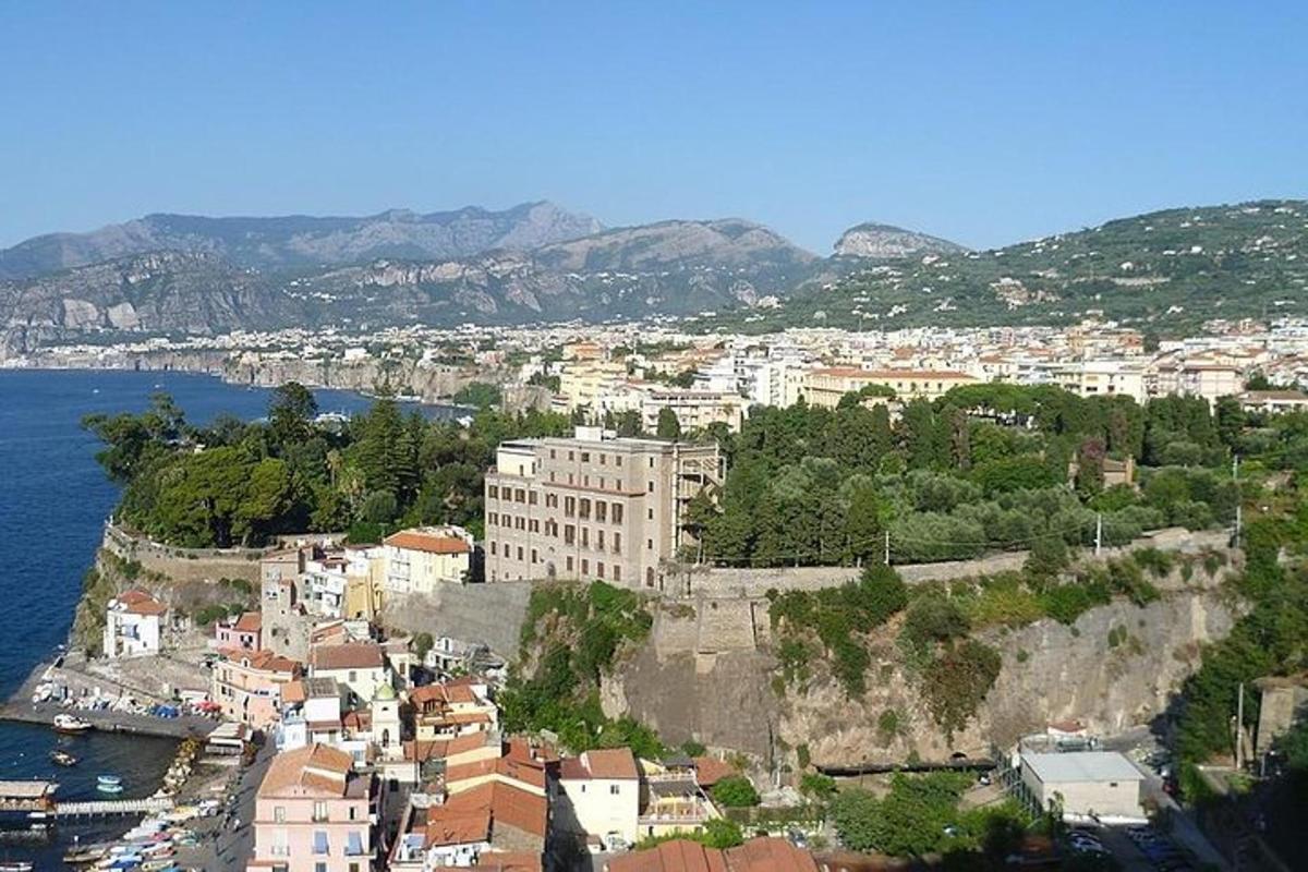 una vista di una città su una collina con l'acqua