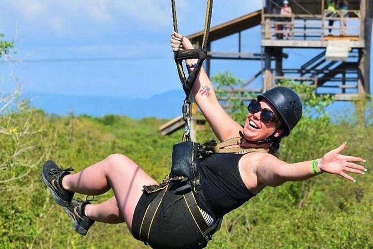 một người phụ nữ đang ở trên xích đu