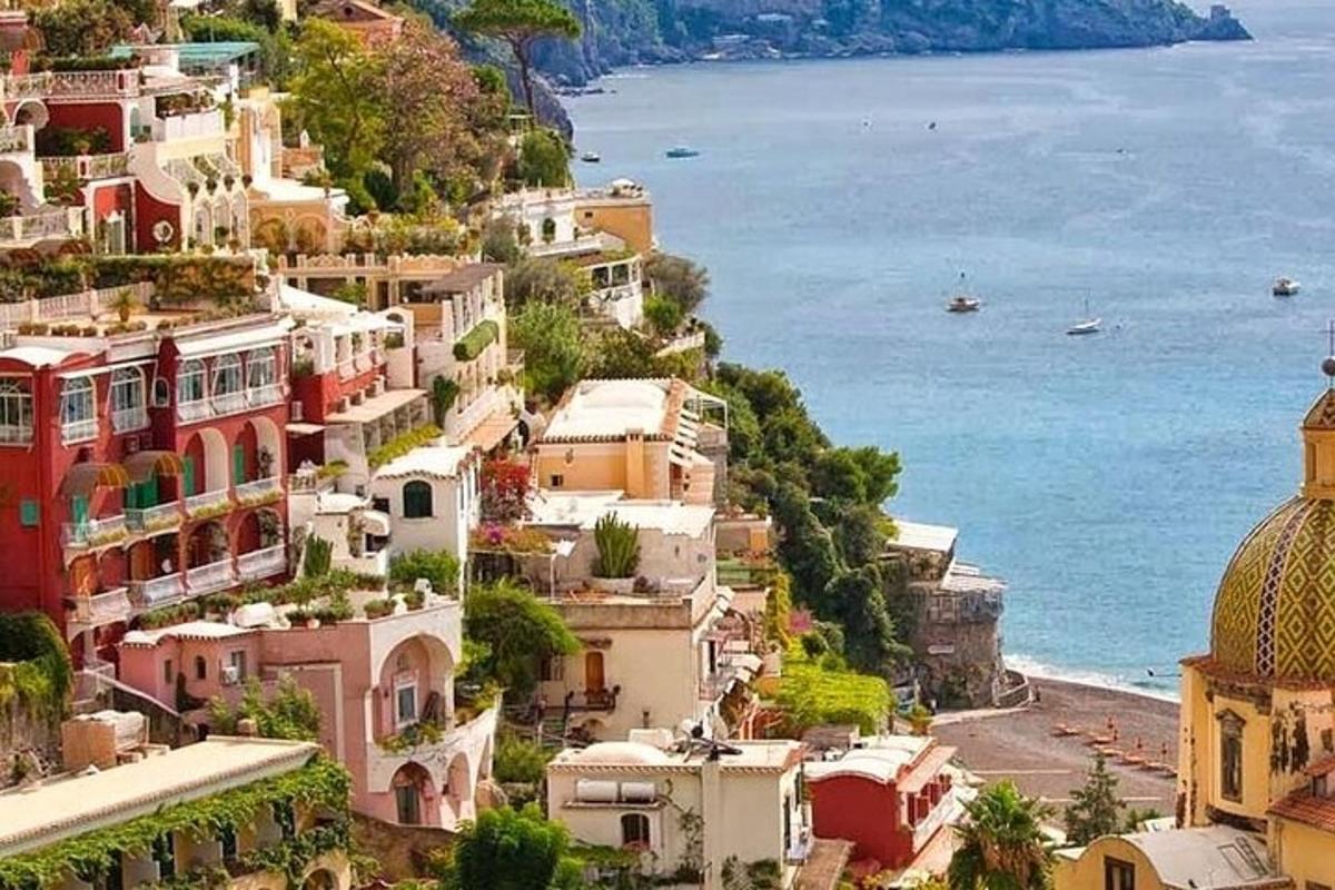 un gruppo di case su una collina vicino all'oceano