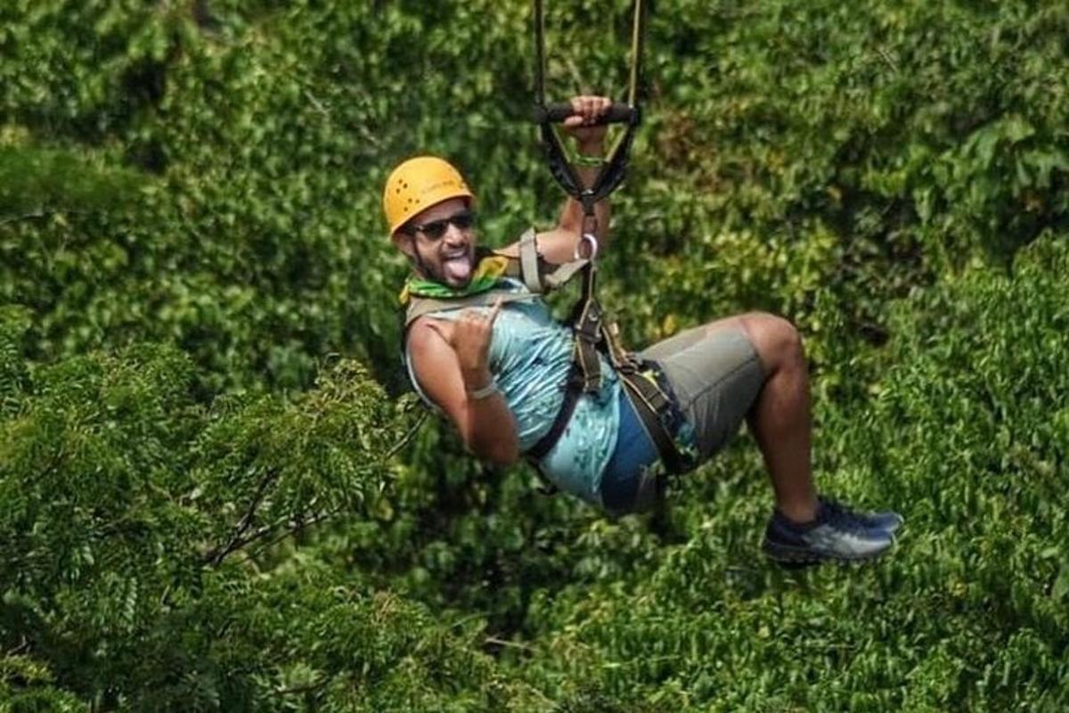 un hombre con un casco colgando de un paracaídas