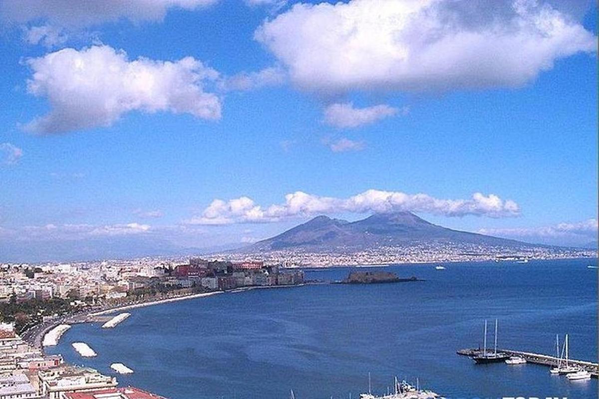 una vista di una città e dell'oceano con una montagna