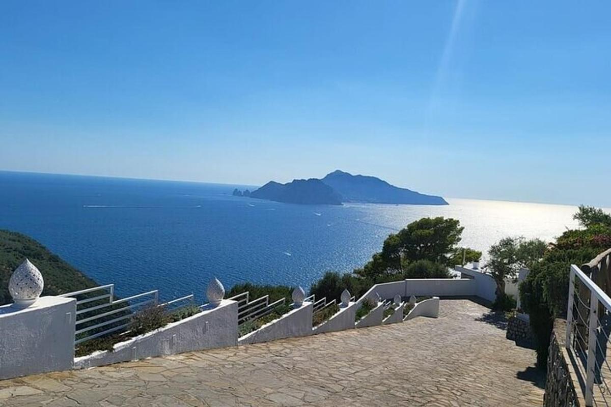 pogled na ocean s hriba z