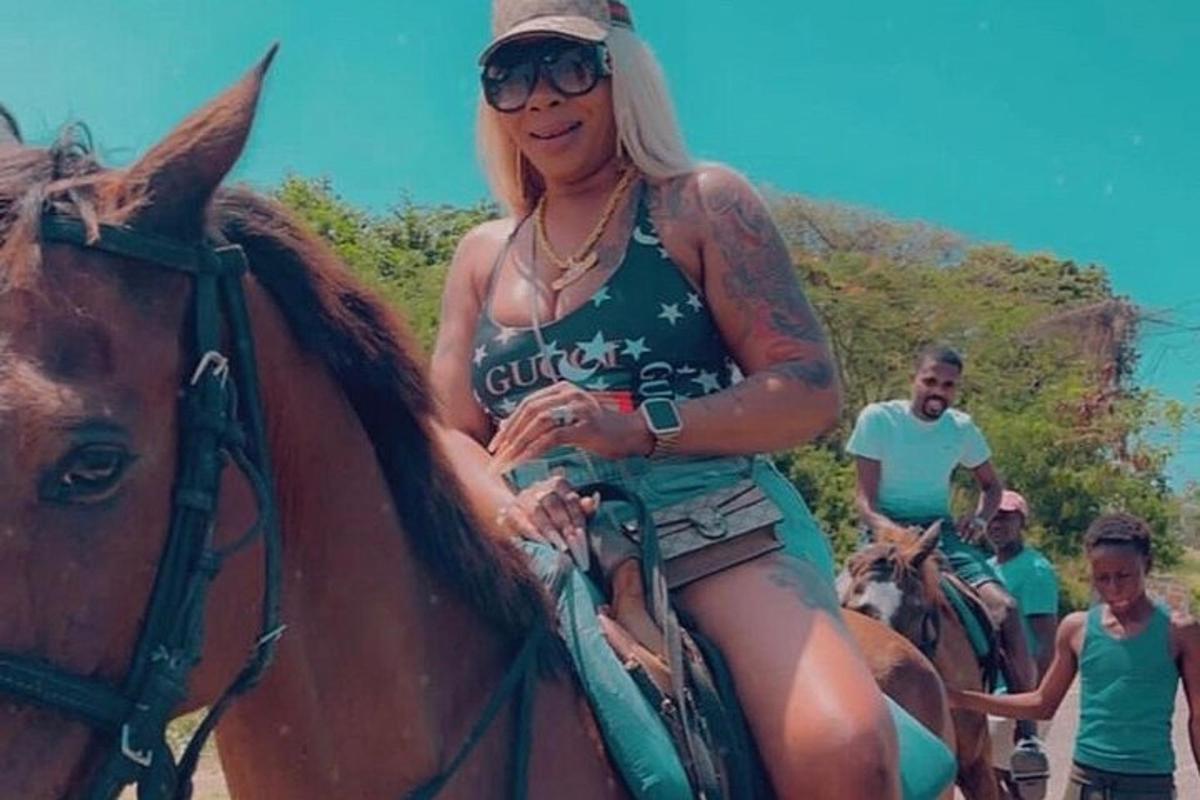 una mujer sentada encima de un caballo