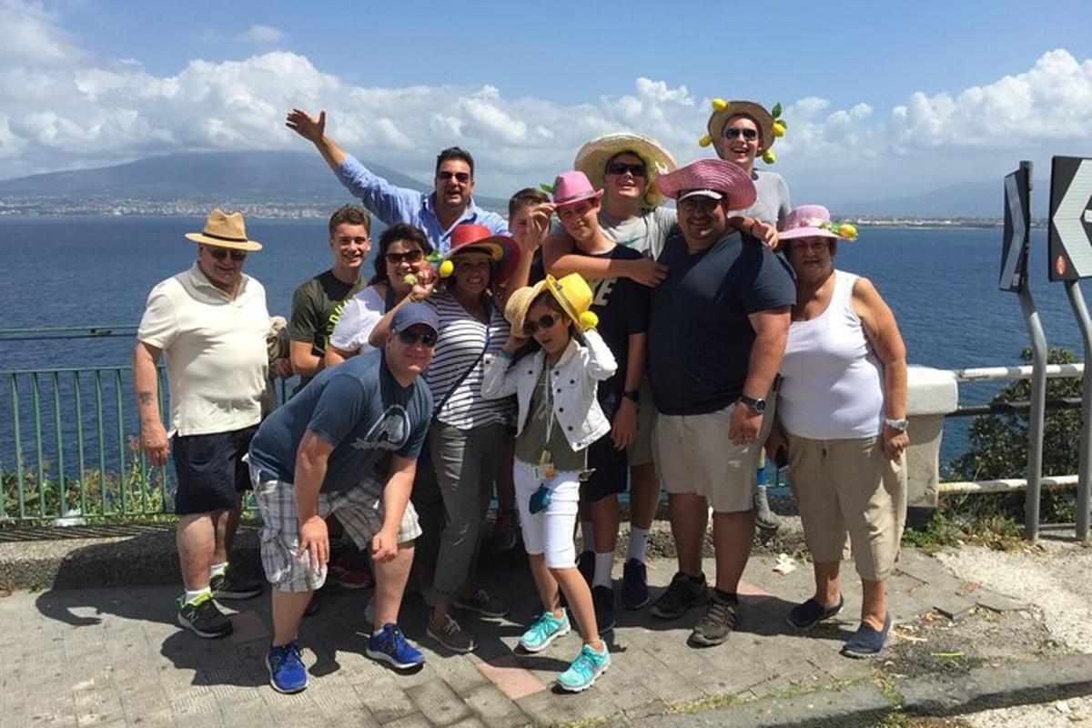un grup de oameni care pozează pentru o fotografie lângă apă