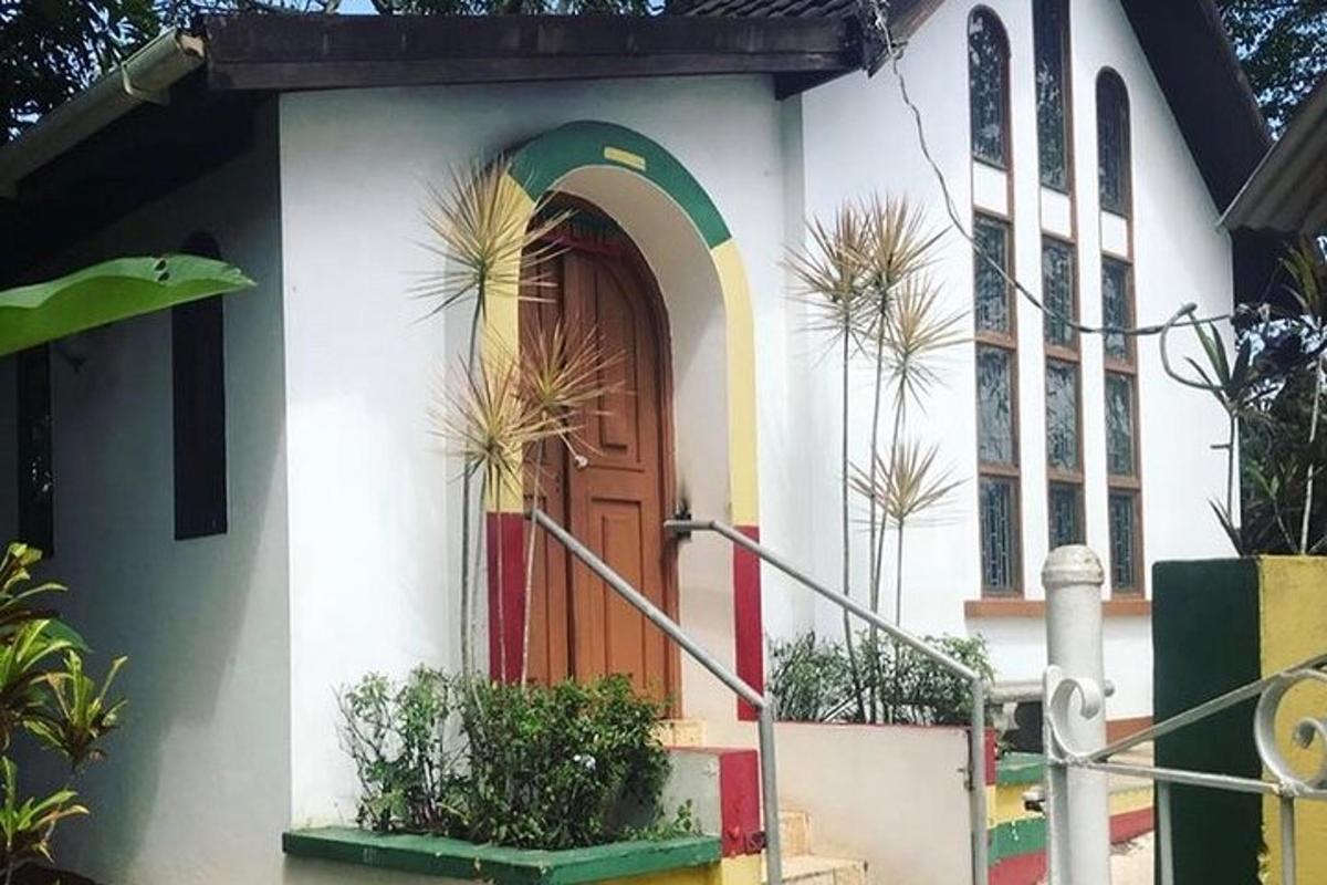 una casa con una porta arcobaleno