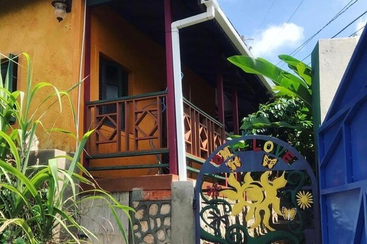 una casa con un balcone decorato con graffiti