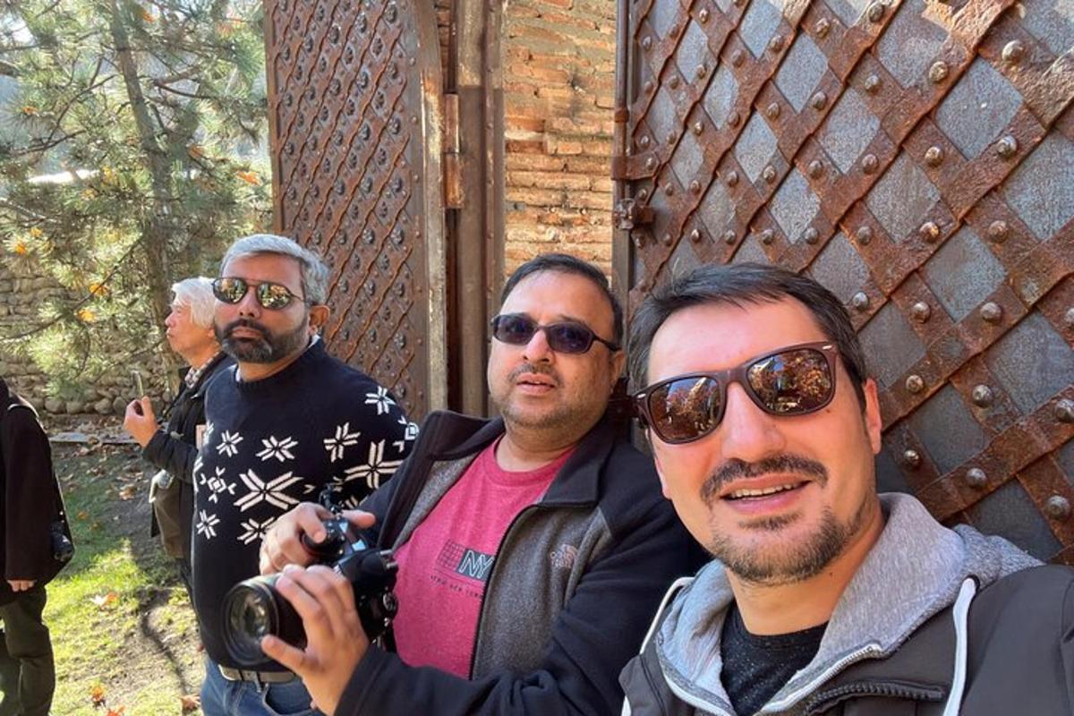 un gruppo di uomini in piedi insieme con una macchina fotografica