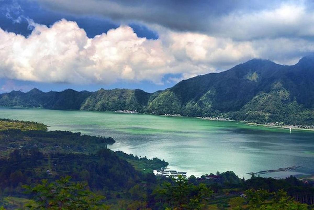 一大片水域和群山的景色