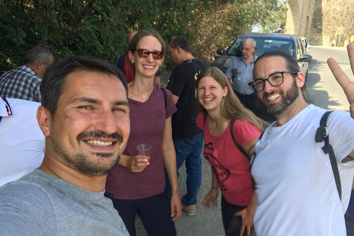 un gruppo di persone che posano per una foto