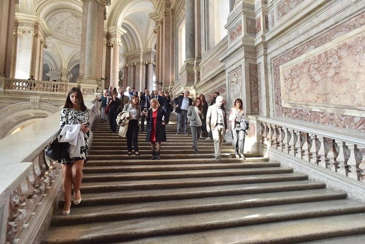 eine Gruppe von Menschen, die in einem Gebäude die Treppe hinaufgehen