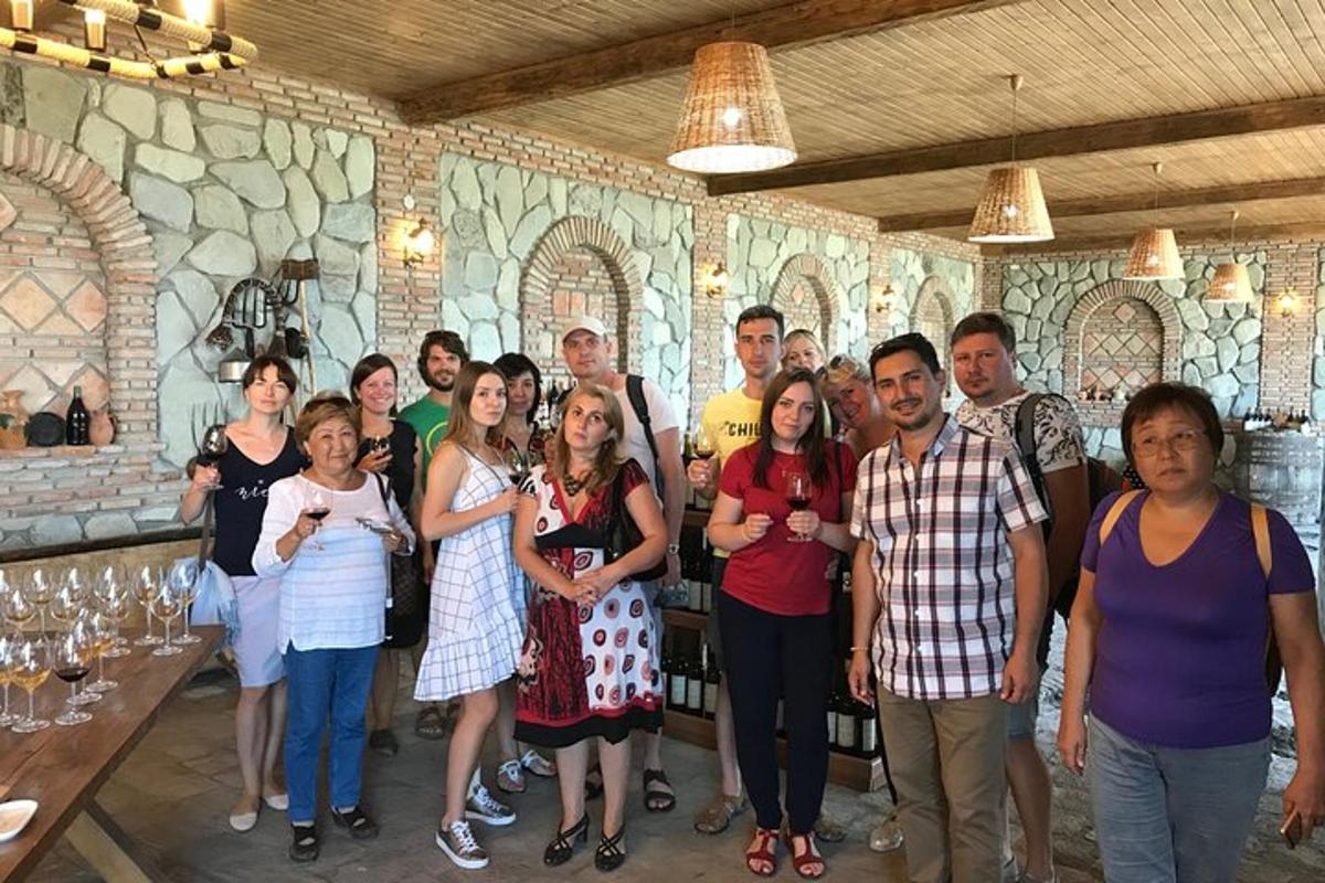 un gruppo di persone che posano per una foto in un bar