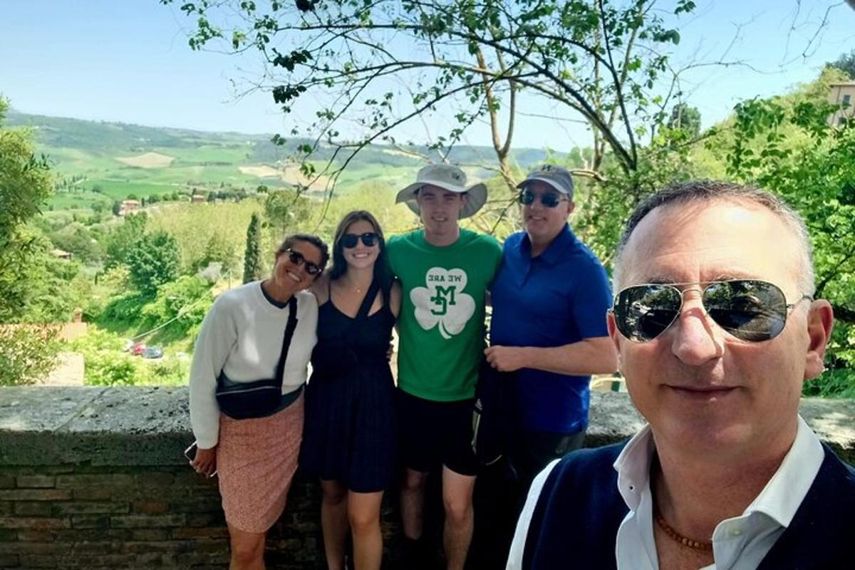 un grup de persones dempeus al costat d'un home