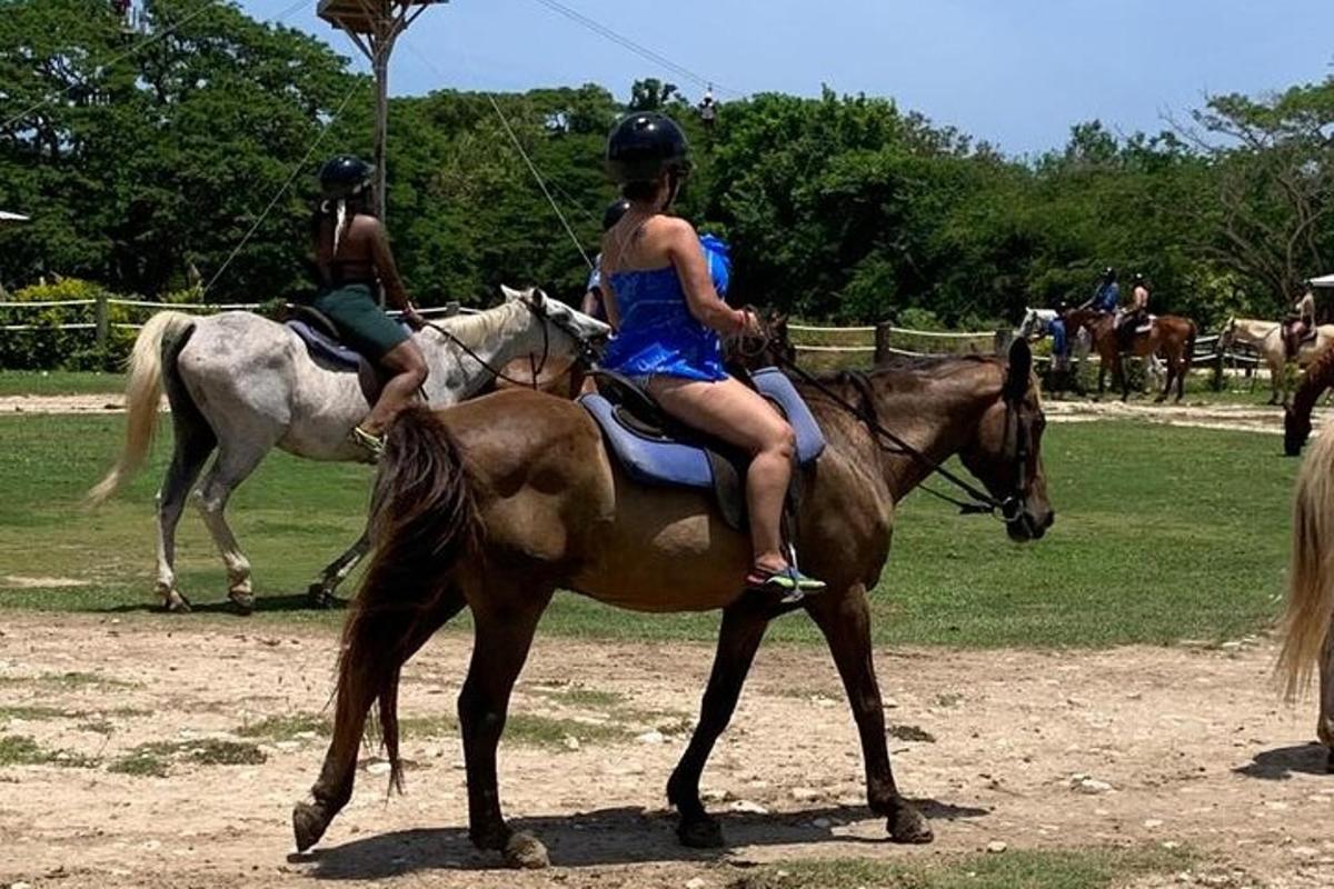 dos niños montados a lomos de caballos