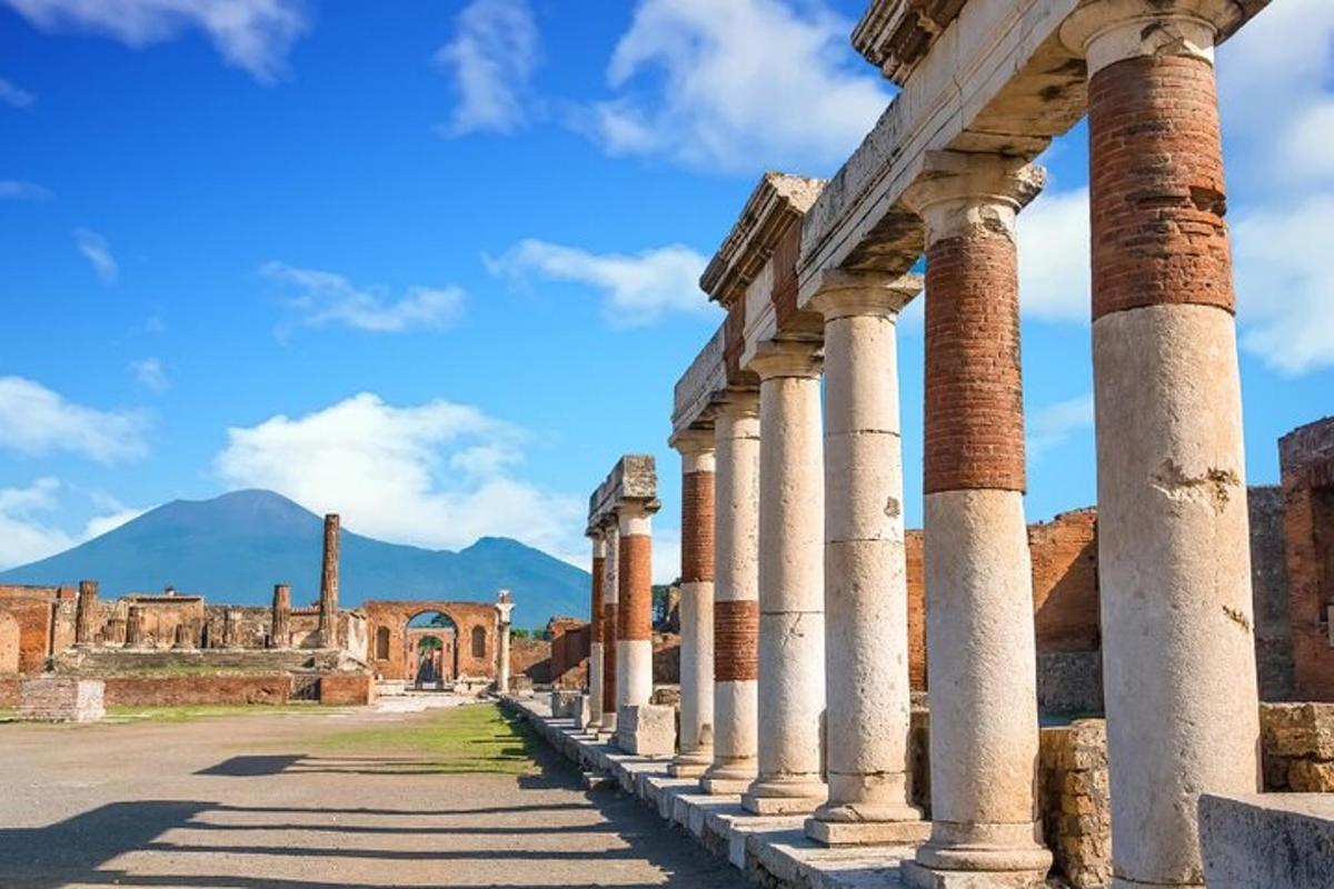una fila di colonne tra le rovine di un edificio