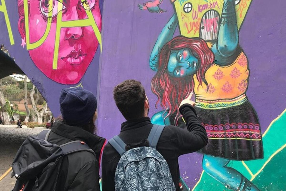 dua orang melukis mural di dinding