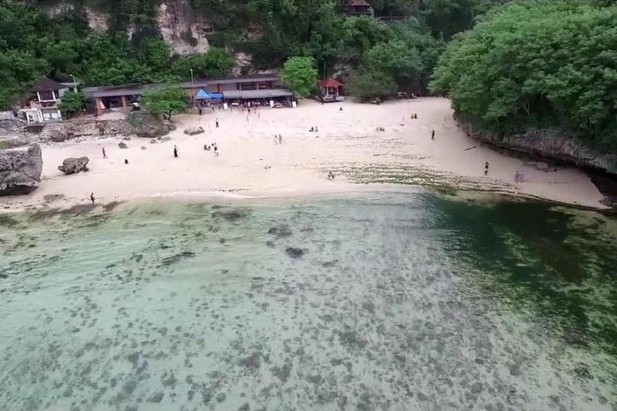 sekumpulan orang di pantai berhampiran air