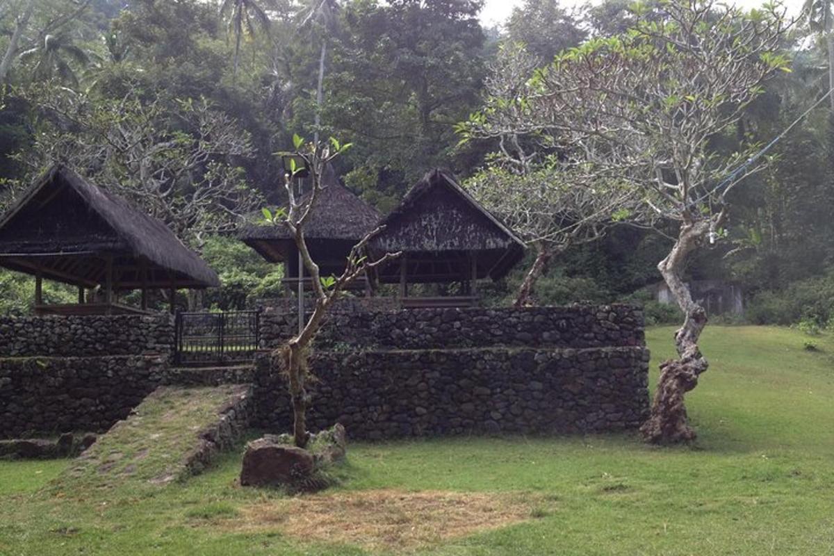 bangunan batu dengan dinding batu dan pokok