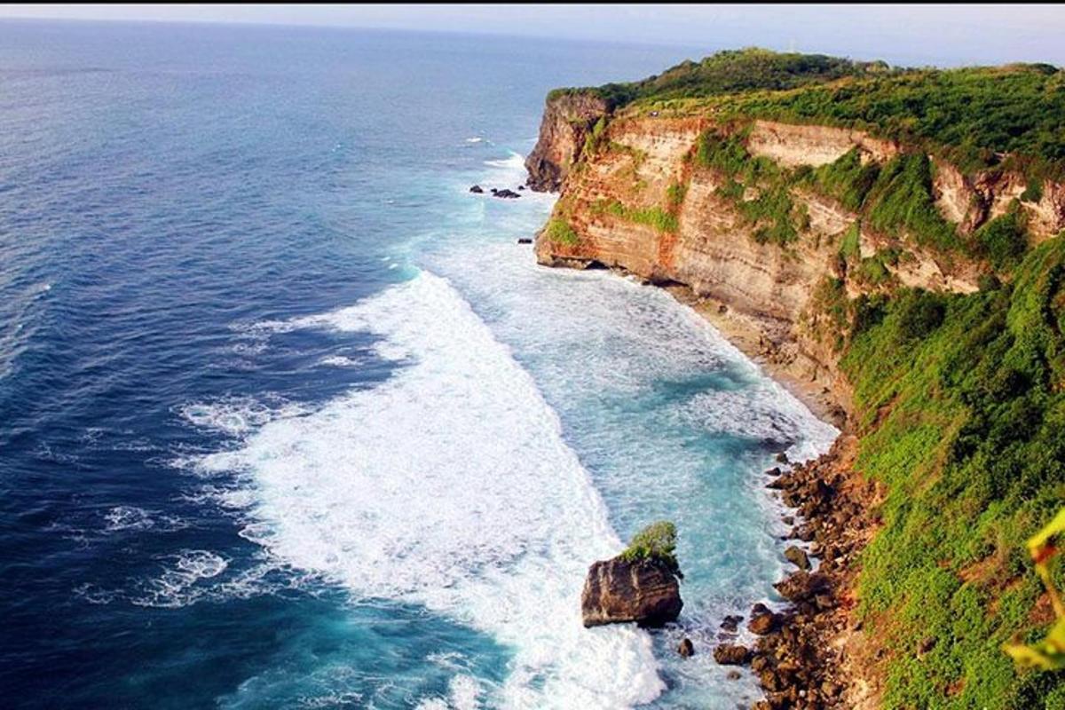 pemandangan dari udara lautan dan pantai berbatu