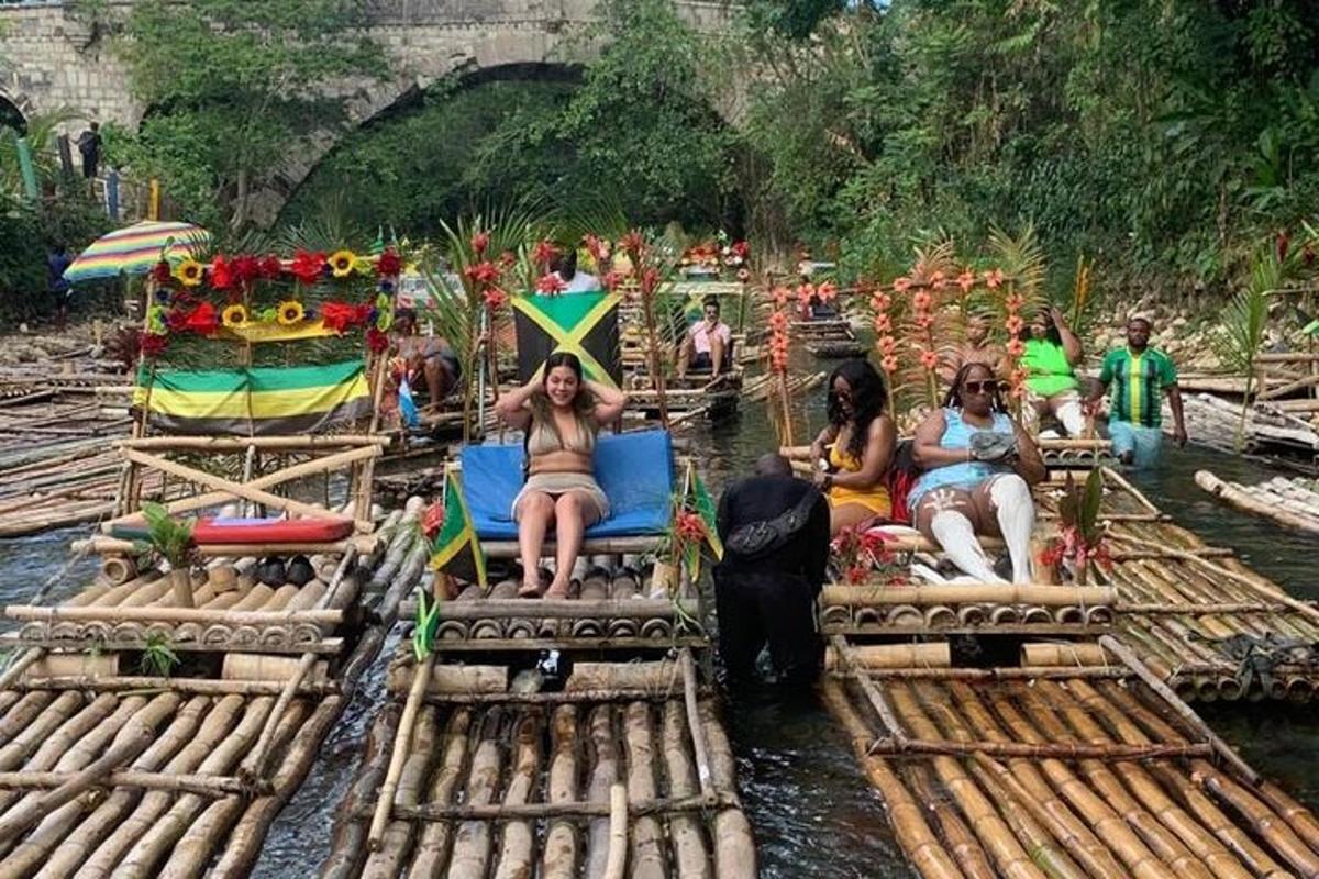 een groep mensen die op vlotten in een rivier zitten