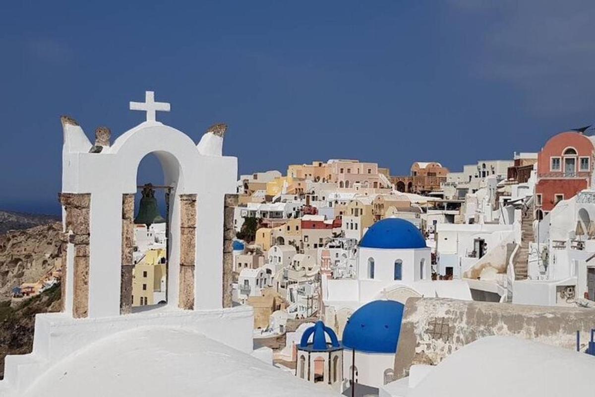 uma vista de uma vila com uma igreja e uma cidade