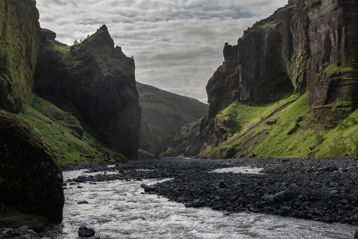 un fiume in una montagna con rocce nell'acqua