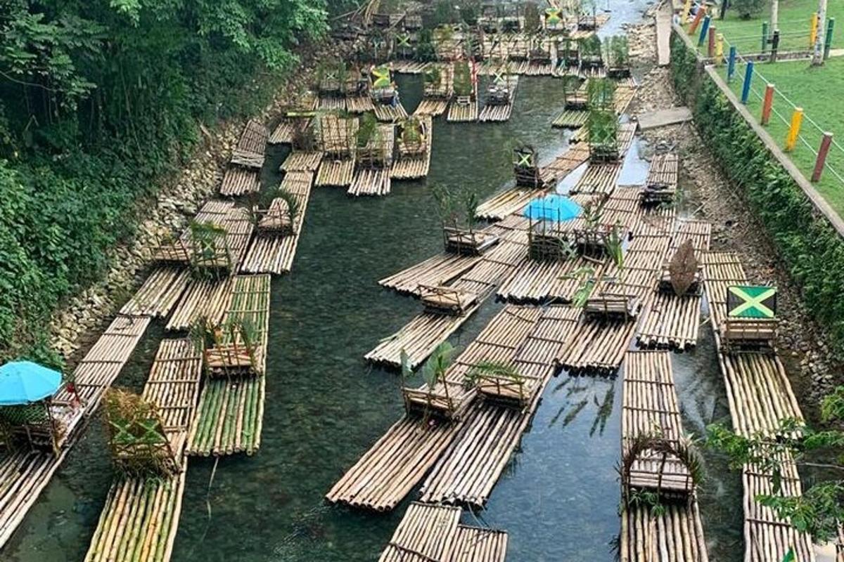 un grupo de balsas de bambú en el agua