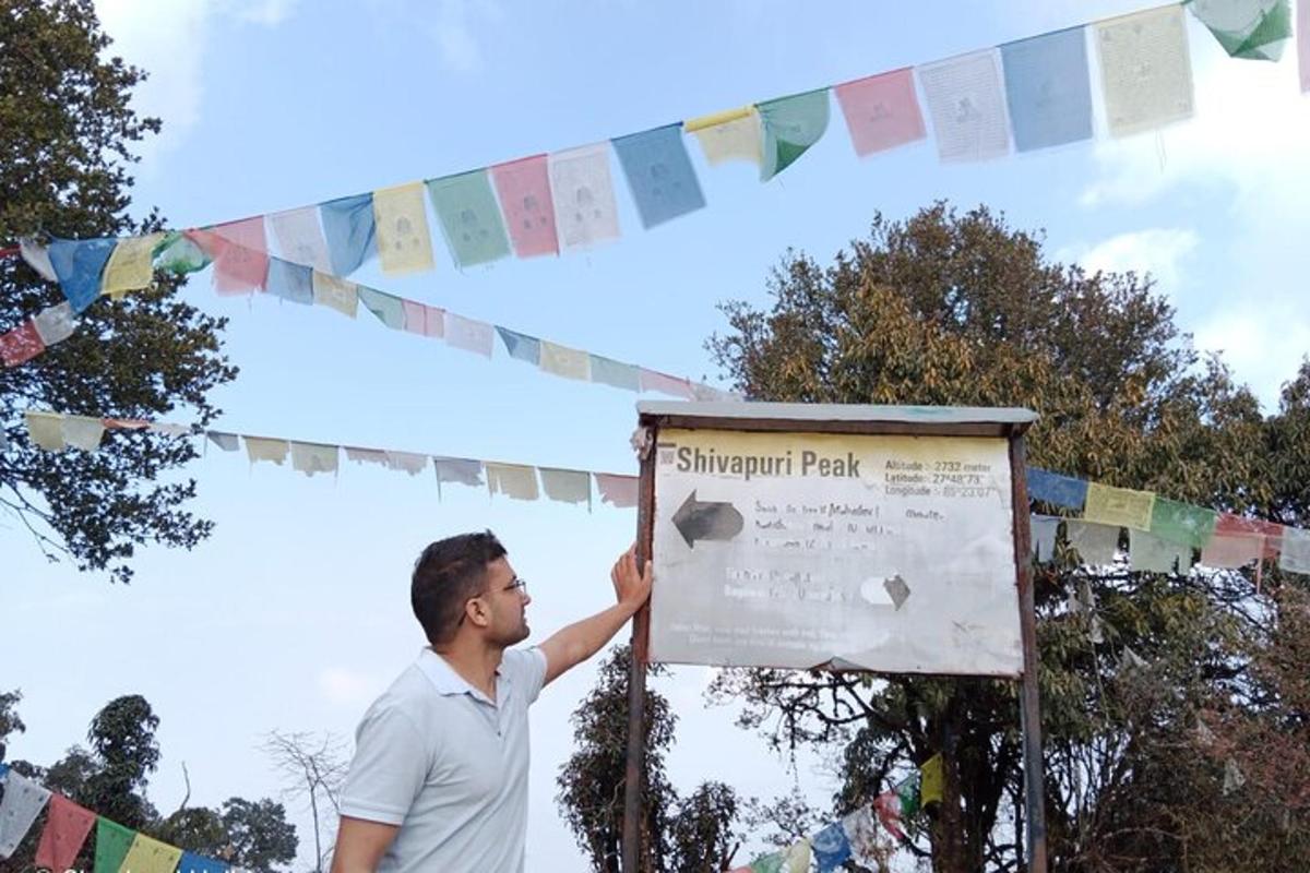 un uomo che tiene in mano un cartello con la scritta "parco studentesco"