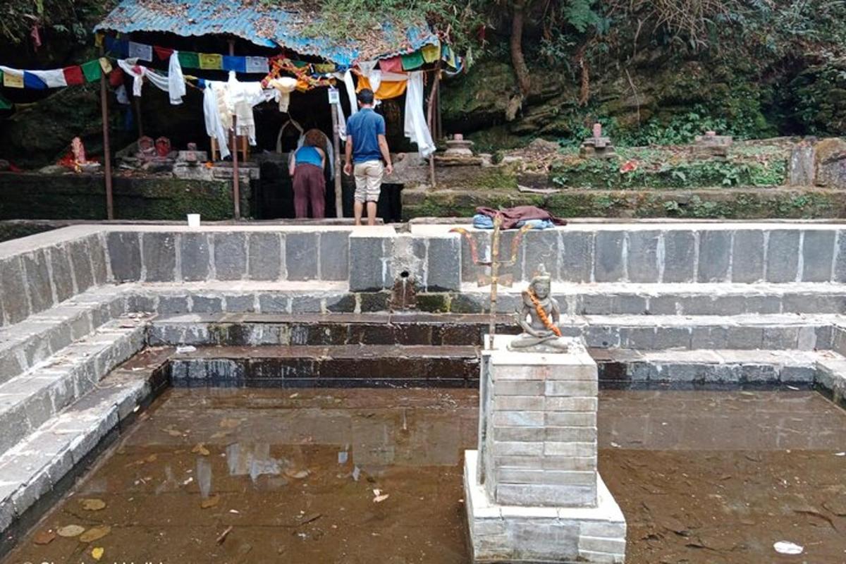 una fontana nell'acqua con persone sullo sfondo