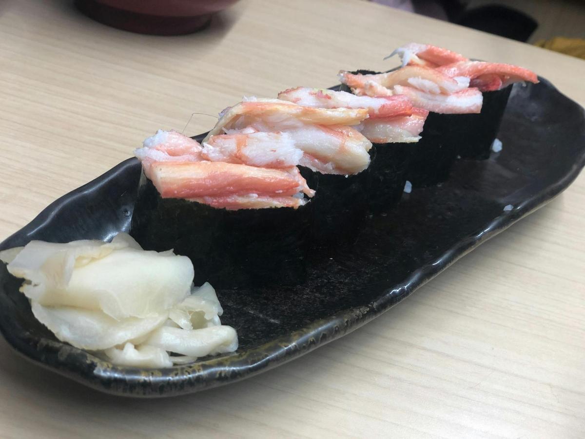 桌上有一盘培根和洋葱的食物