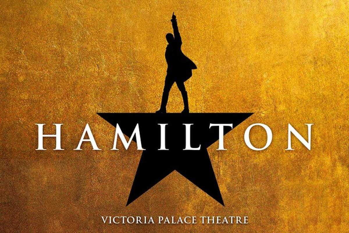uma mulher em pé no topo de uma estrela com a palavra hamilton