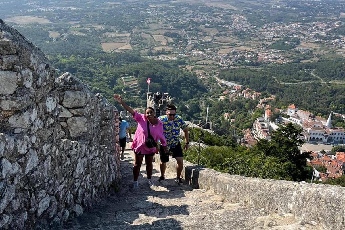 ένας άντρας και μια γυναίκα που στέκονται στην κορυφή ενός βουνού
