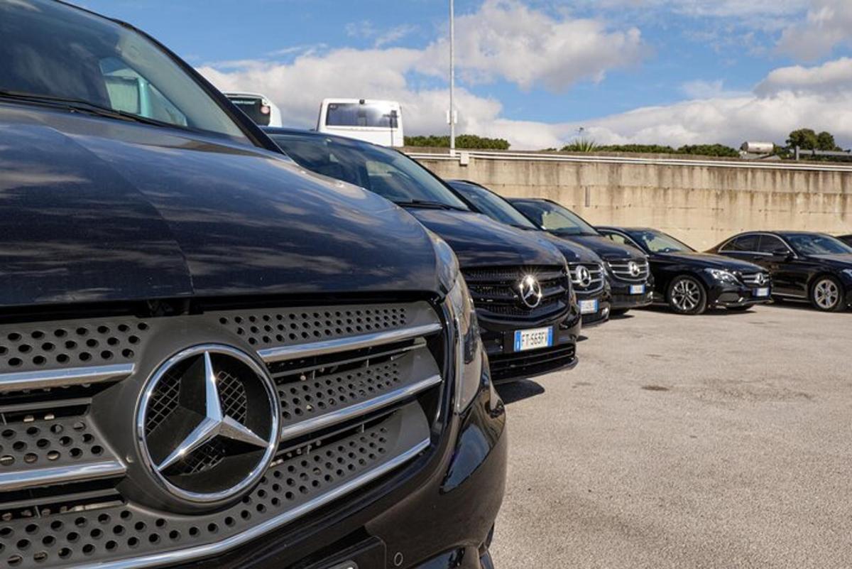 una fila de coches aparcados en un estacionamiento