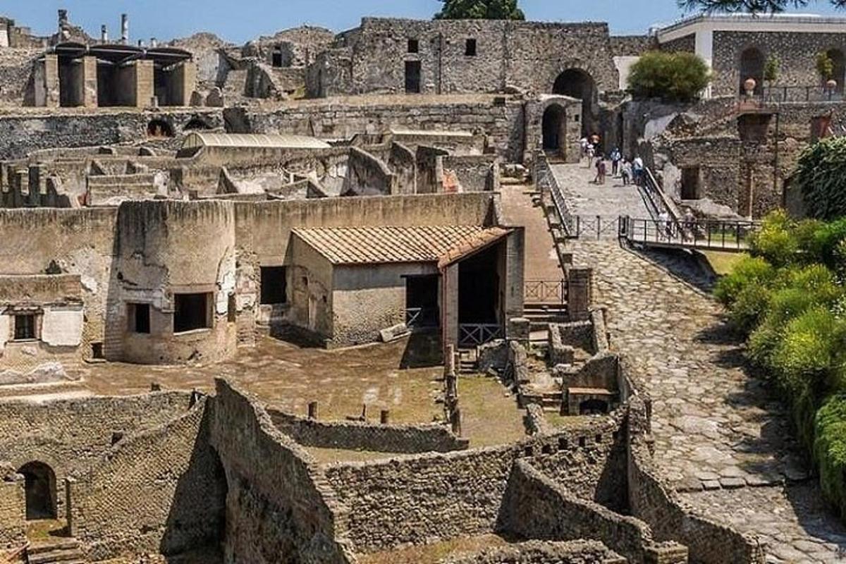 una vista di una città antica con edifici
