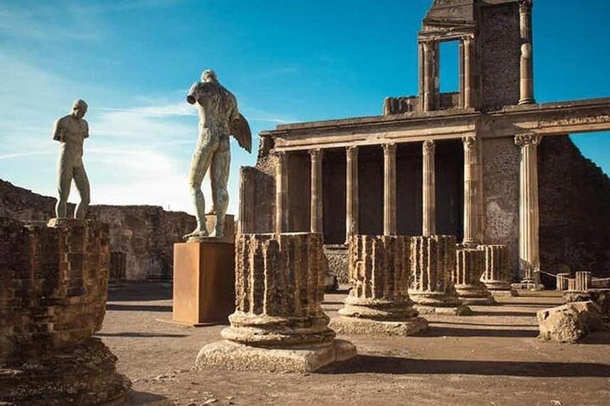 una statua di un uomo su un piedistallo di fronte a un edificio