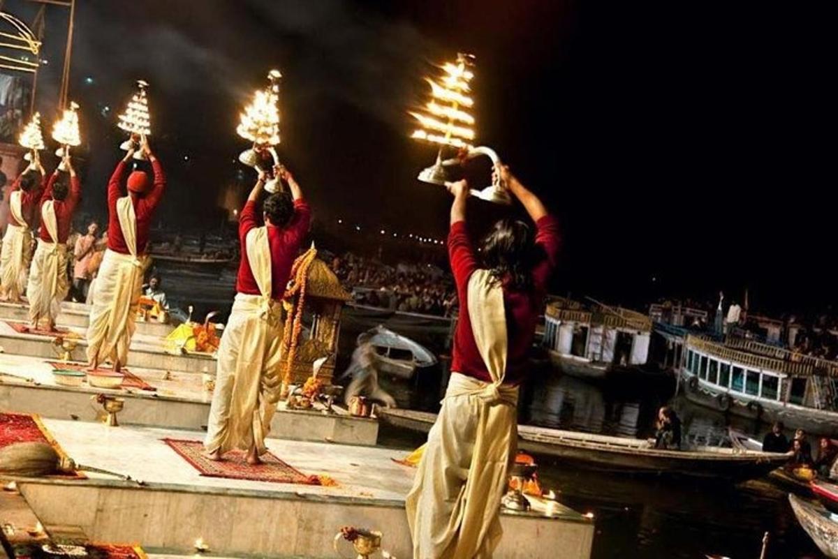 un grup de oameni care susțin un spectacol pe o scenă