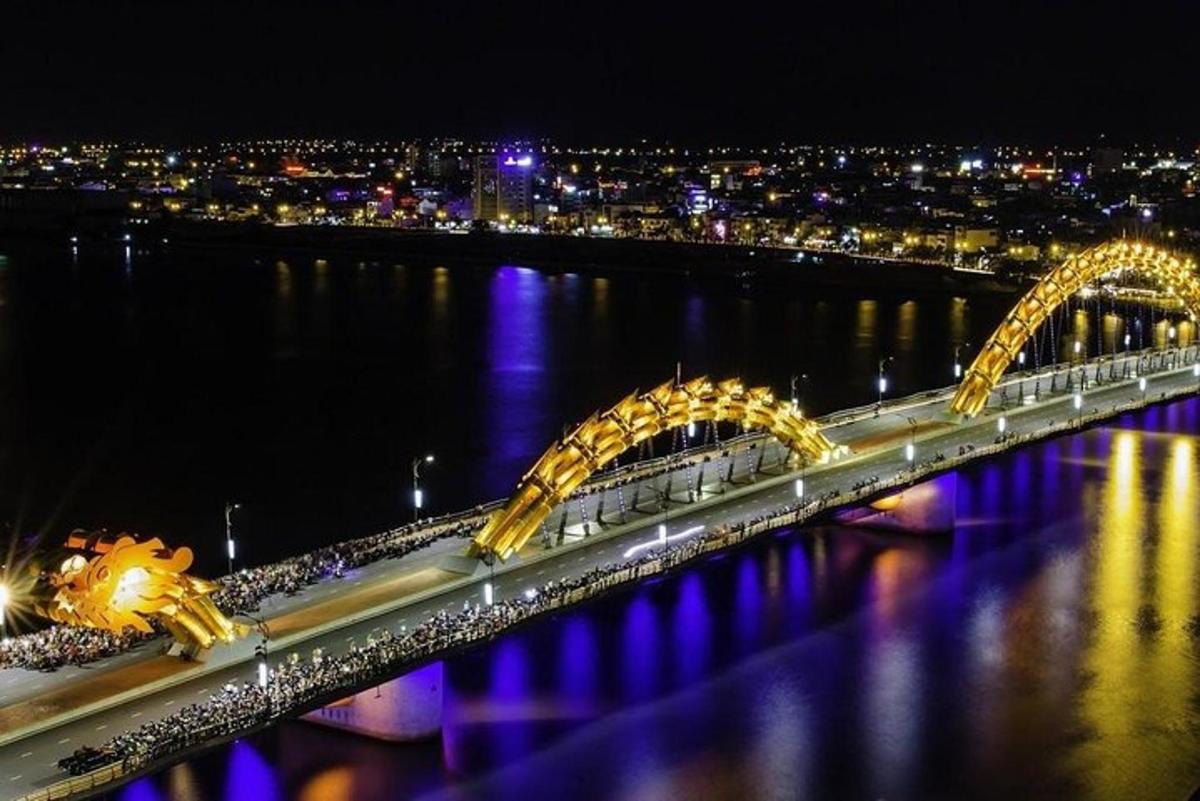 un ponte sull'acqua di notte con luci