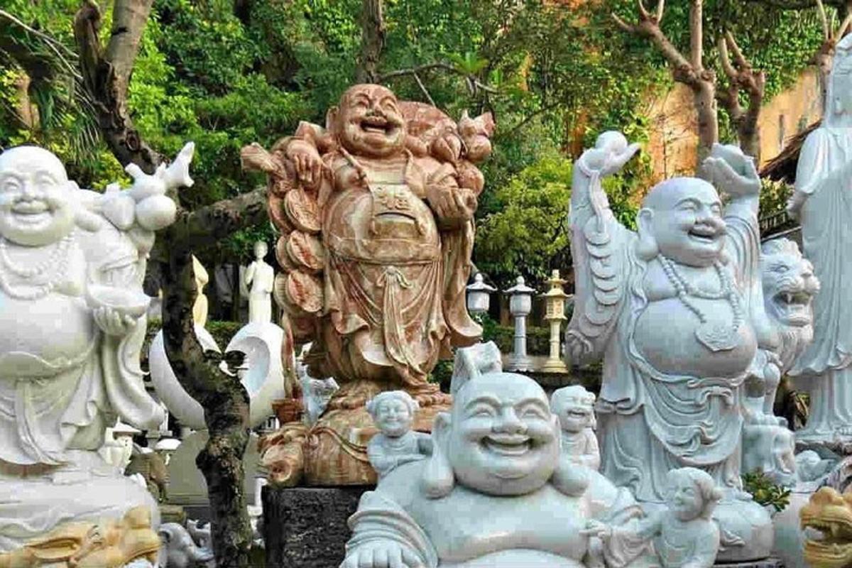 un gruppo di statue bianche in un giardino