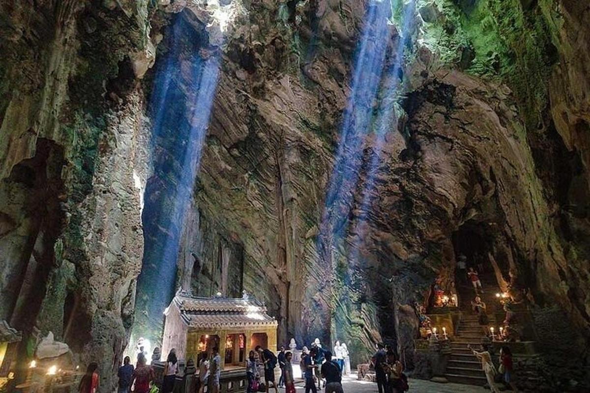 un gruppo di persone in piedi in una grotta di montagna