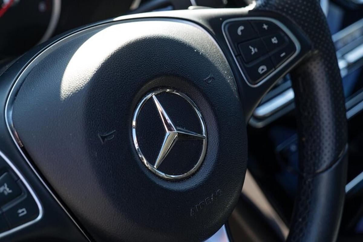 krupni plan volana Mercedes Benza automobila