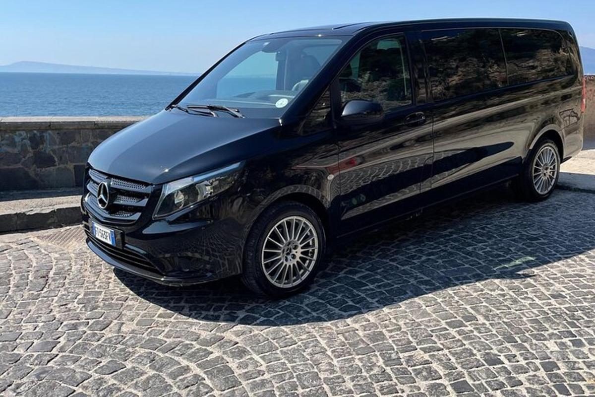 crni kombi parkiran na popločanoj ulici