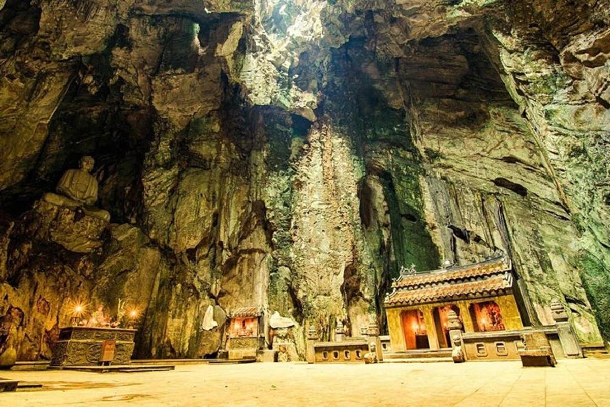 un dipinto di una grotta con una statua al suo interno