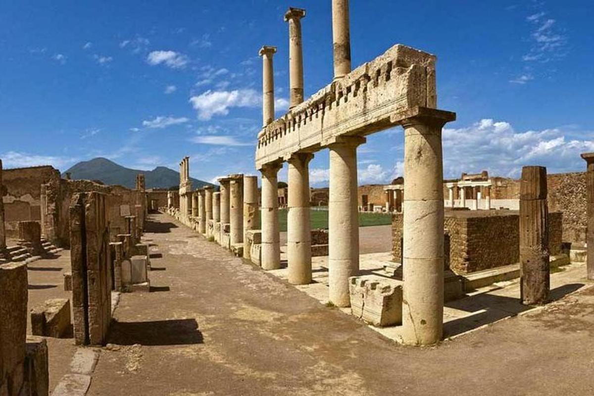 una fila de columnas en las ruinas de un edificio
