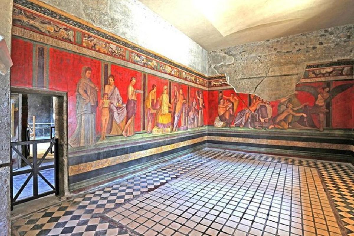 una habitación con pinturas en las paredes de un edificio