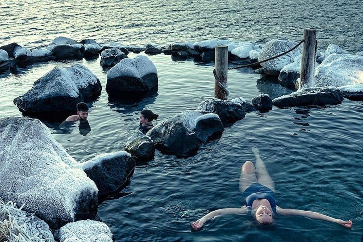 un gruppo di persone che nuotano nell'acqua