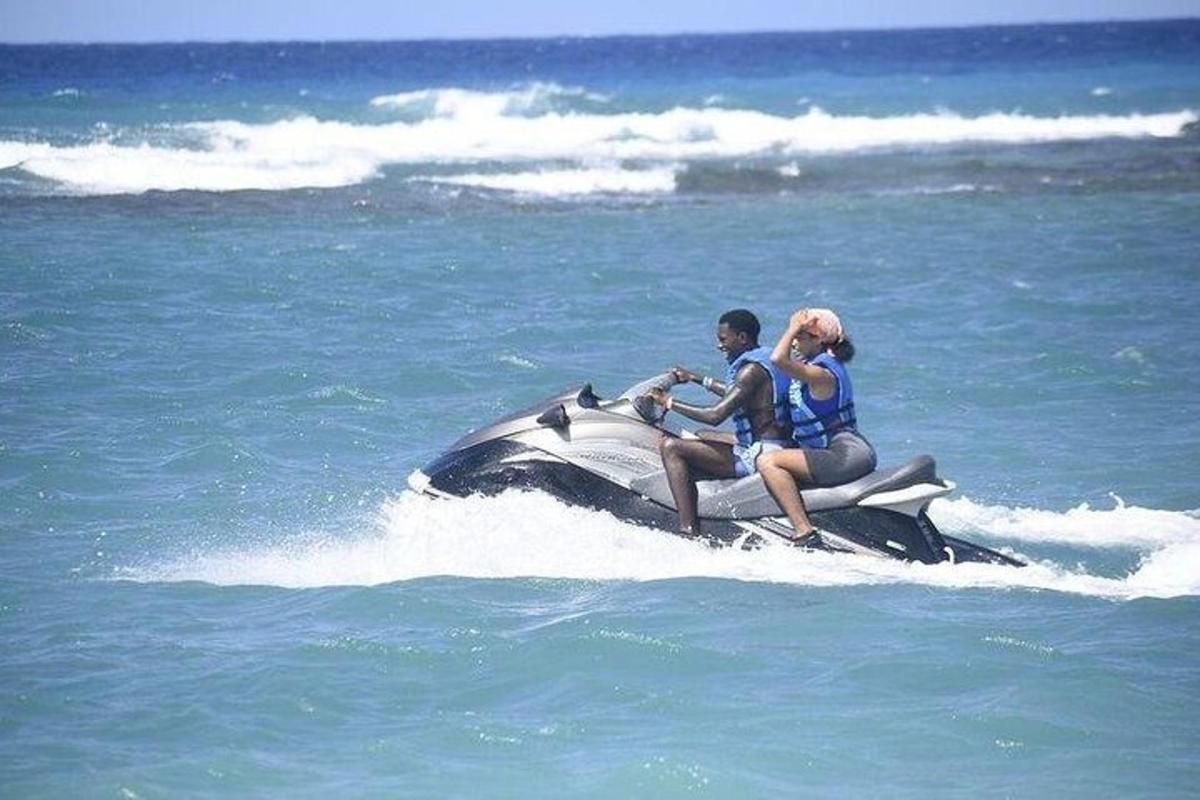to personer som kjører på en vannscooter i havet