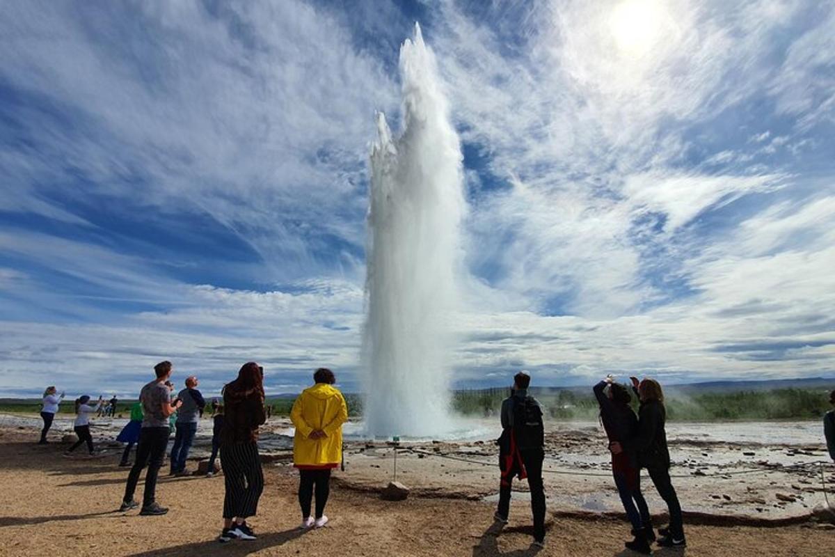 un gruppo di persone in piedi davanti a una fontana