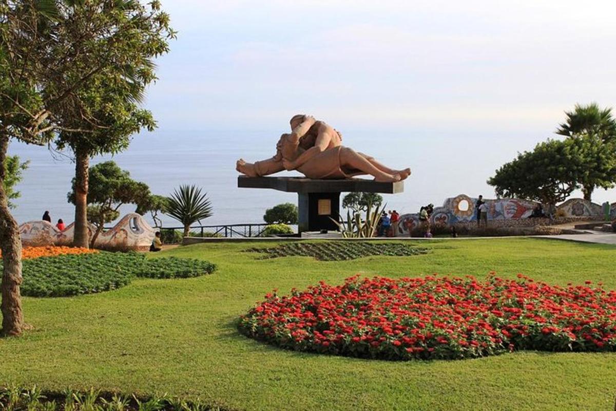 una statua di una donna seduta su una panchina in un parco