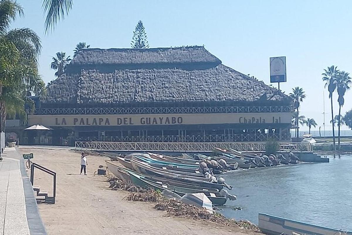 un grande edificio con barche parcheggiate in acqua