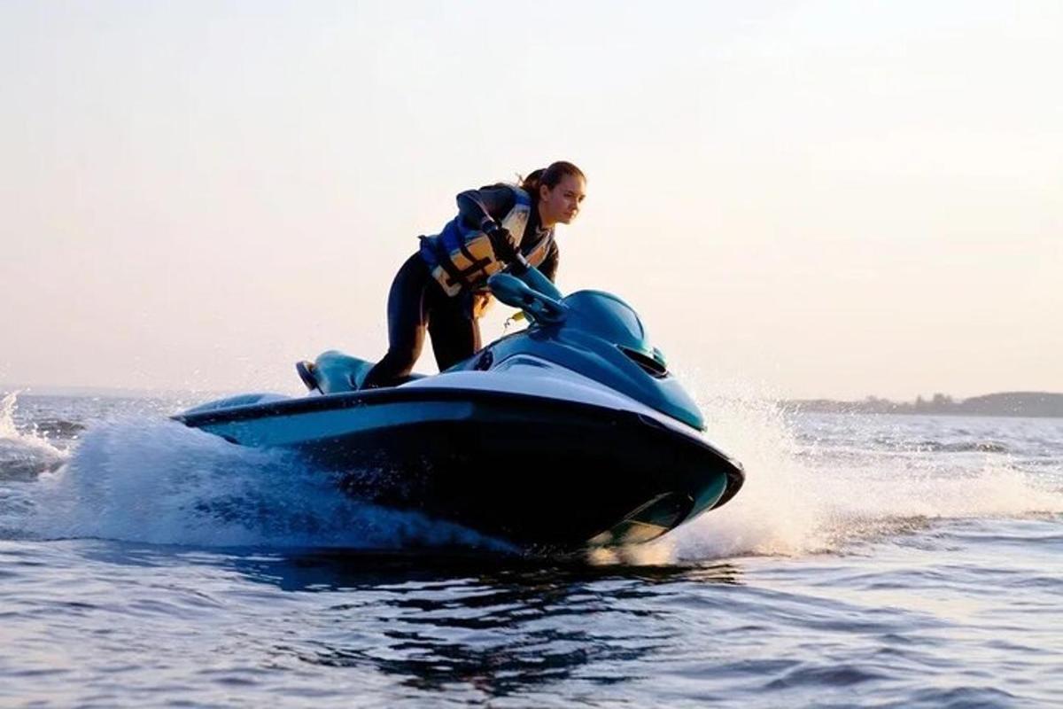 una persona en una moto aquàtica a l'aigua