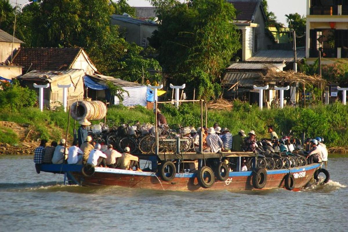 um grande grupo de pessoas em um barco na água